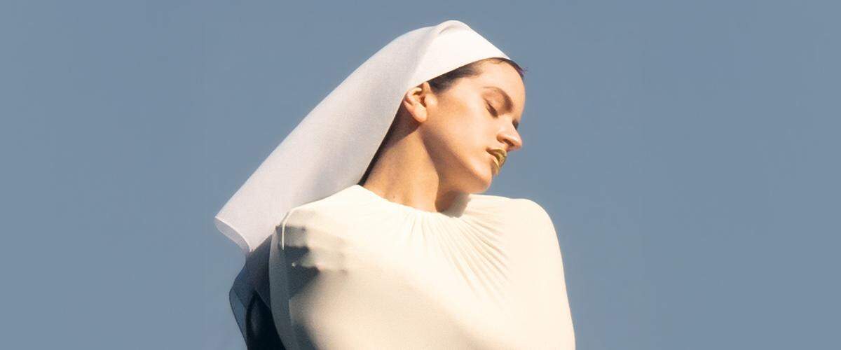 En su nuevo single, “Berghain”, adelanto del álbum LUX, Rosalía ha conseguido sorprender al público con una canción que refleja una reinvención musical de la artista.