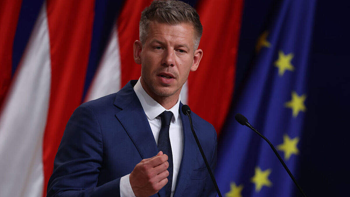 Péter Magyar, candidato del partido Tisza, habla ante los medios de comunicación de frente a las banderas de Hungría y de la Unión Europea, tras la contundente victoria de Tisza sobre su rival Fidesz en las elecciones parlamentarias del domingo 12 de abril de 2026, en Budapest, el lunes 13 de abril de 2026.