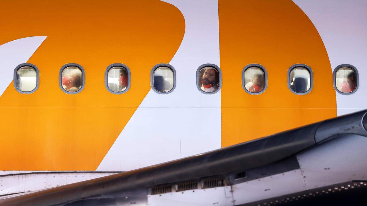 Venezolanos deportados de Estados Unidos miran por la ventana al llegar en un vuelo de repatriación al Aeropuerto Internacional Simón Bolívar, en Maiquetía, Venezuela, el 28 de marzo de 2025. Las repatriaciones forman parte de un acuerdo firmado por los gobiernos de EEUU y Venezuela en enero de este año. También forman parte del plan de la administración Trump para deportar a millones de migrantes que presuntamente se encuentran ilegalmente en Estados Unidos. Foto: Jesús Vargas/dpa/Sipa USA