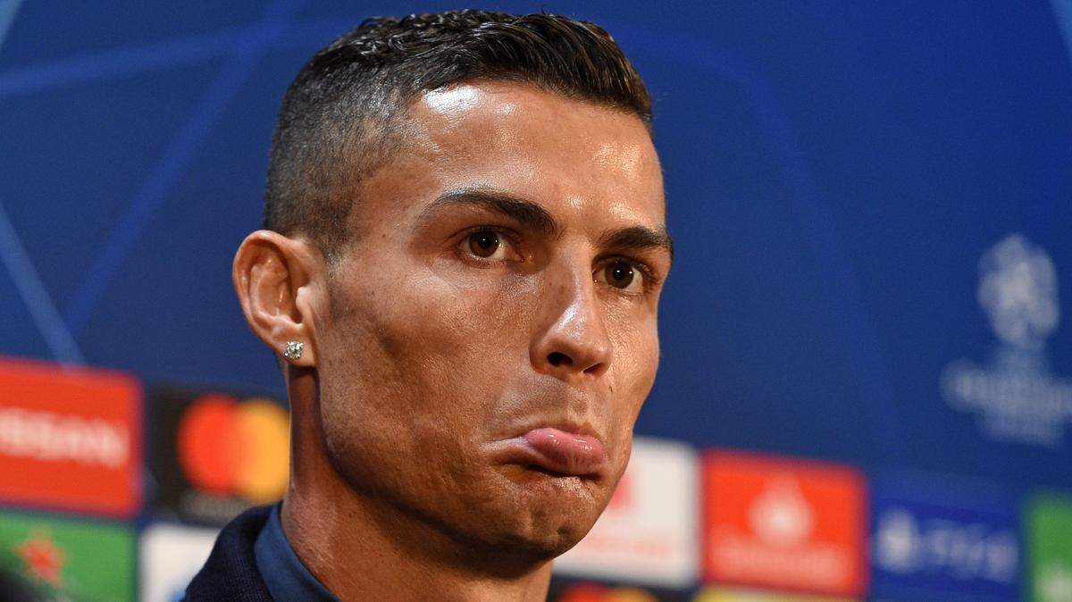 Cristiano Ronaldo reacciona en la conferencia de prensa celebrada en Old Trafford, Manchester, previo al partido de Juventus y Manchester United en la Liga de Campeones,  el 23 de octubre de 2018.