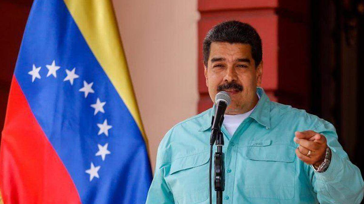 El presidente de Venezuela Nicolás Maduro habla ante periodistas el domingo 15 de abril de 2018.