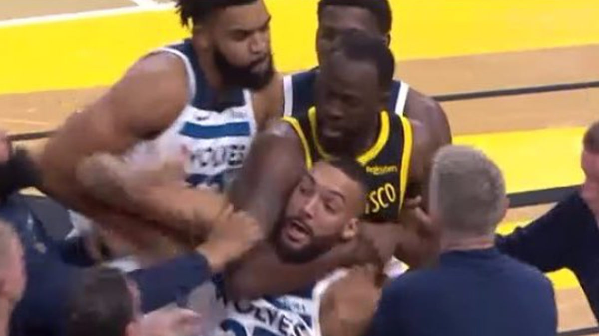 Draymond Green (centro) le aplica una llave al cuello a Rudy Gobert en la bronca que se originó en el partido entre los Warriors y los Timberwolves, celebrado el 14 de noviembre de 2023 en San Francisco.
