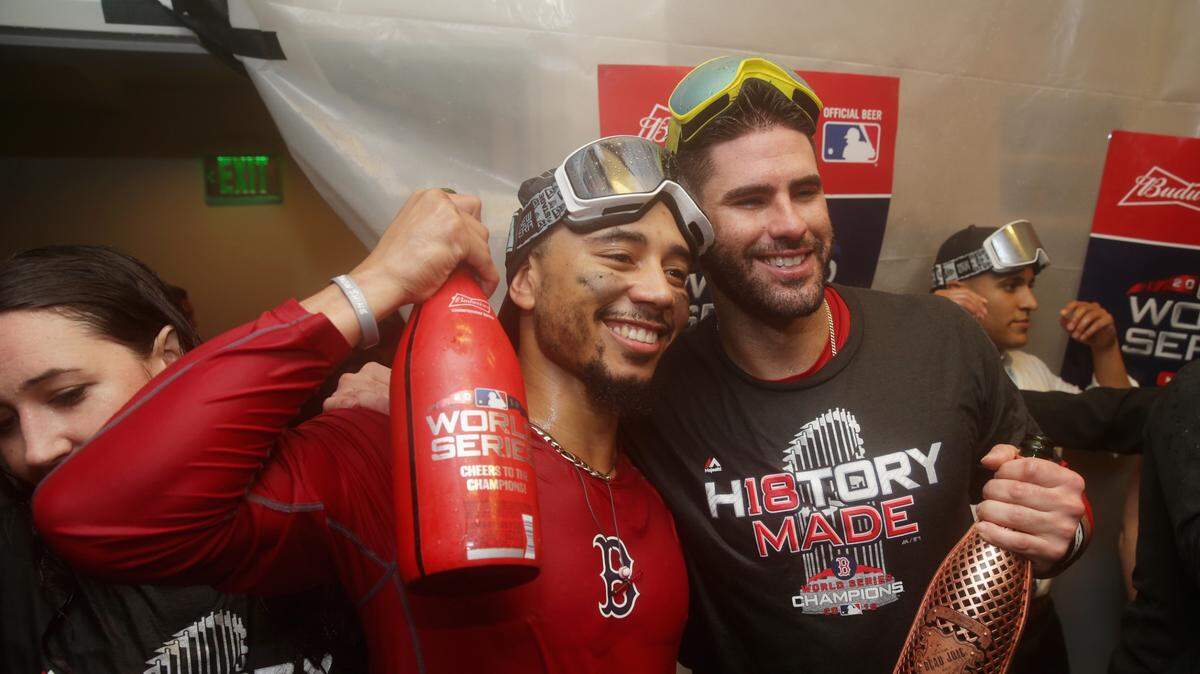 J.D. Martínez (der.) y Mookie Betts celebran tras el triunfo de los Medias Rojas ante los Dodgers en la Serie Mundial, el 28 de octubre de 2018 en Los Angeles.