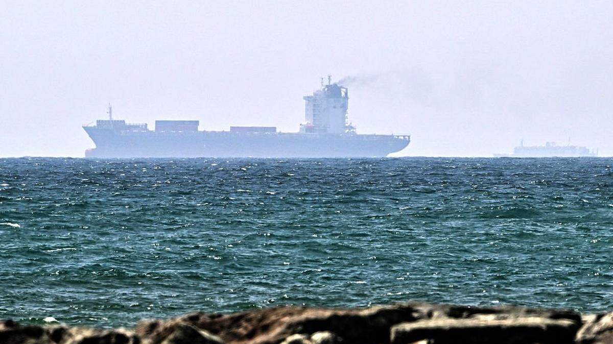 Se observan embarcaciones frente a la costa de Sharjah, en los Emiratos Árabes Unidos, el 21 de mayo de 2026. El nuevo organismo iraní encargado de supervisar el estrecho de Ormuz declaró que su zona de control reivindicada se extiende hasta las aguas emiratíes, lo que provocó una dura reprimenda por parte de su vecino del Golfo. El tráfico a través de Ormuz —una vía marítima mundial vital— ha quedado bajo control iraní desde el estallido de la guerra con Israel y Estados Unidos el 28 de febrero.