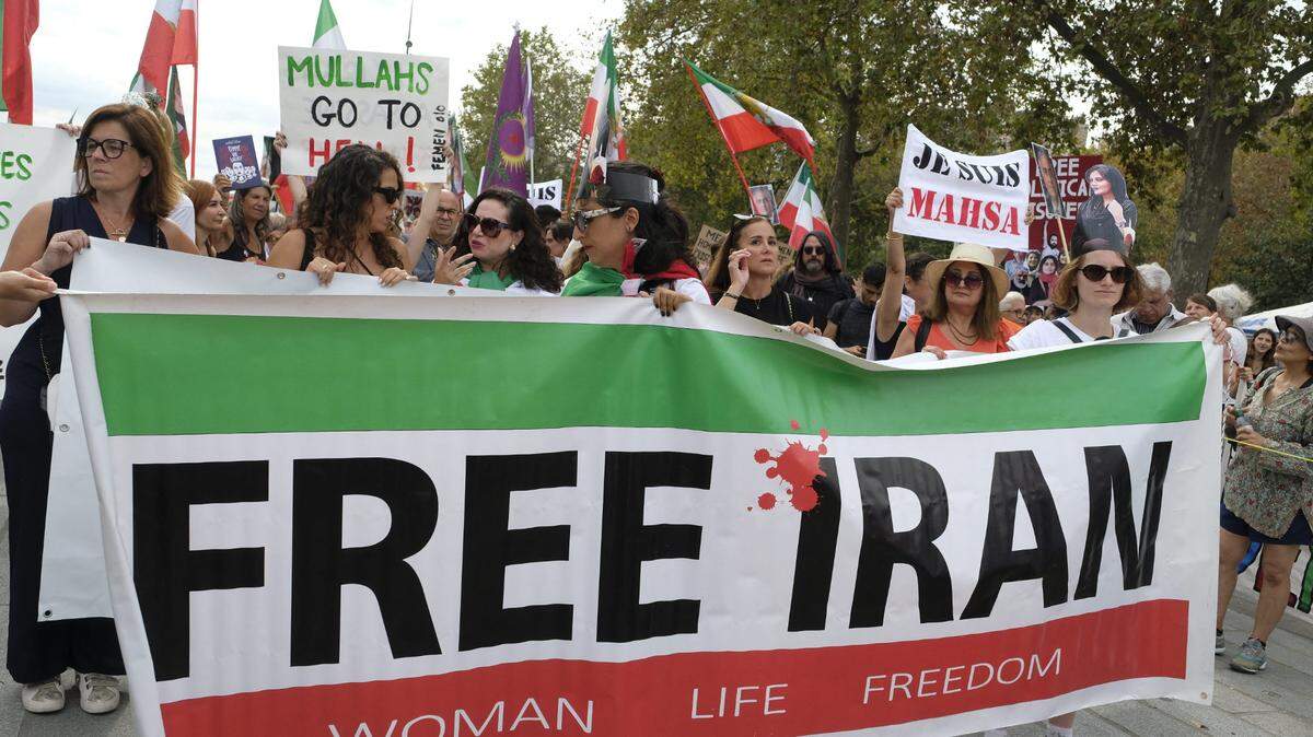 Miles de personas protestan contra el régimen iraní en París, el sábado 16 de septiembre de 2023, durante el primer aniversario de la muerte de Mahsa Amini en Irán, que desató fuertes protestas en esa nación.