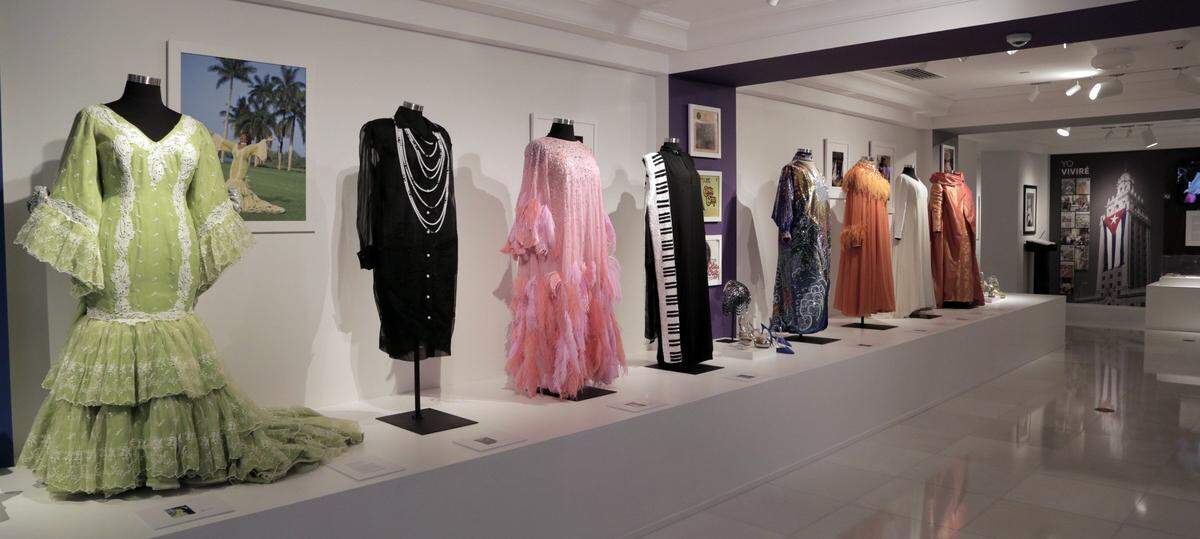 La sección dedicada a los trajes de Celia Cruz muestra cómo grandes diseñadores como Narciso Rodríguez sucumbieron a su encanto y crearon vestidos para ella.