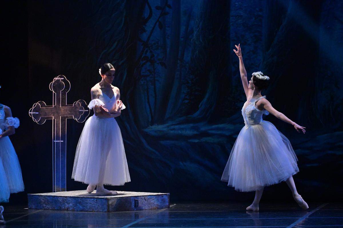 María Eugenia Herrera (Giselle) y Mayrel Martínez (Mirtha, Reina de las Willis) en el segundo acto de “Giselle”. 