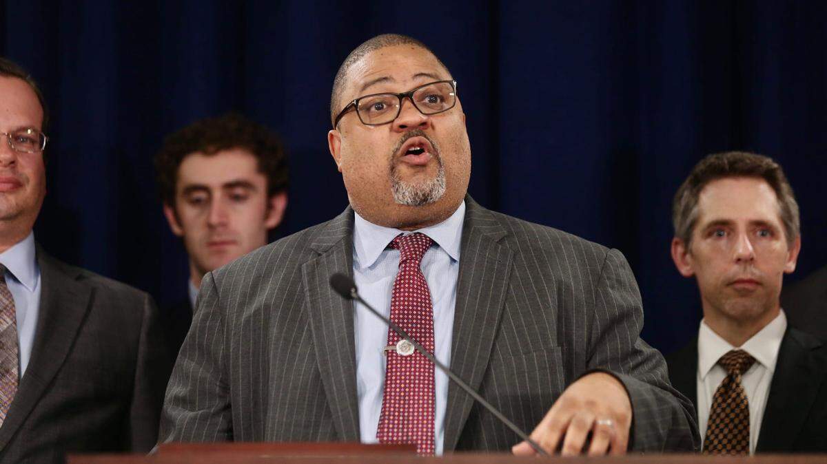  El fiscal del distrito de Manhattan (Nueva York), Alvin Bragg, ha recibido decenas de amenazas de muerte y mensajes de acoso en las tres semanas transcurridas desde que su oficina consiguiera que el expresidente Donald Trump fuera hallado culpable de 34 delitos graves por falsificación documental.