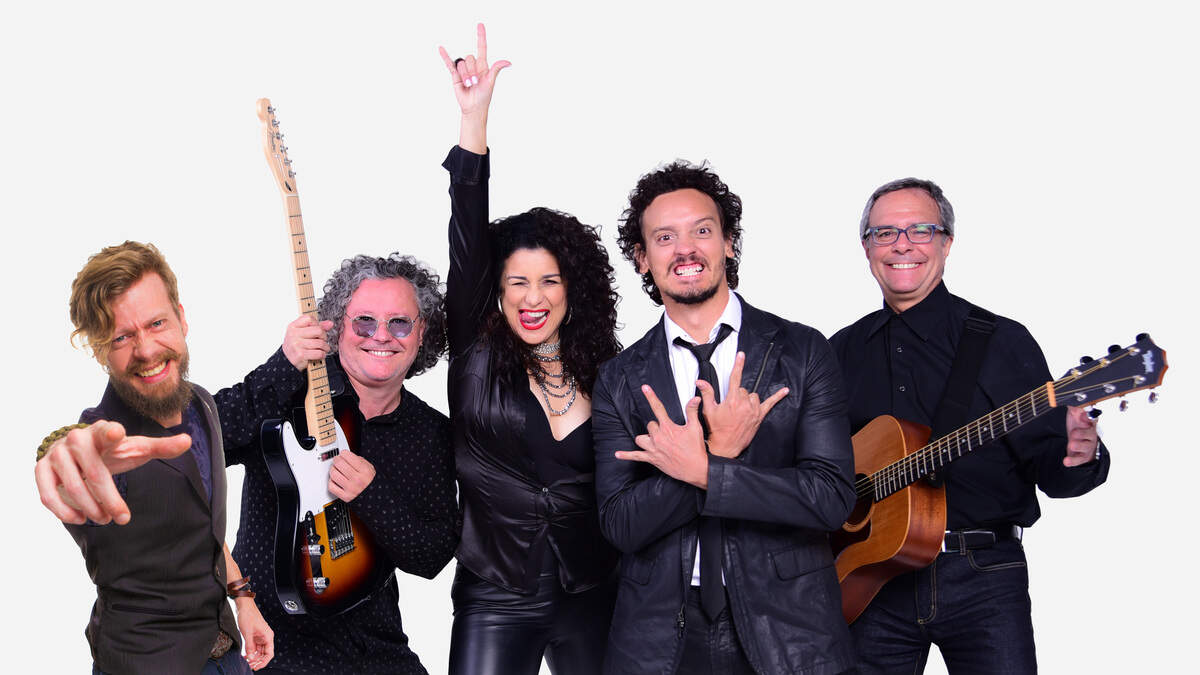 La cantante Karina junto a (desde la izq) sus colegas Gabriel, Alexis Peña, Toño y Pedro Castillo, de las bandas venezolanas Gaélica, Témpano, Ea y Ex Adictus, respectivamente.