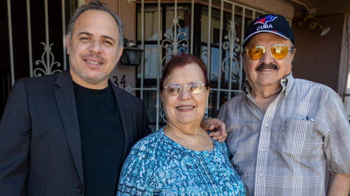 El diseñador gráfico y artista cubanoamericano Edel Rodríguez, autor de ‘Worm: A Cuban American Odyssey’, con sus padres, Coralia Rodríguez y Cesario “Tato” Rodríguez, en su casa en Hialeah Gardens.