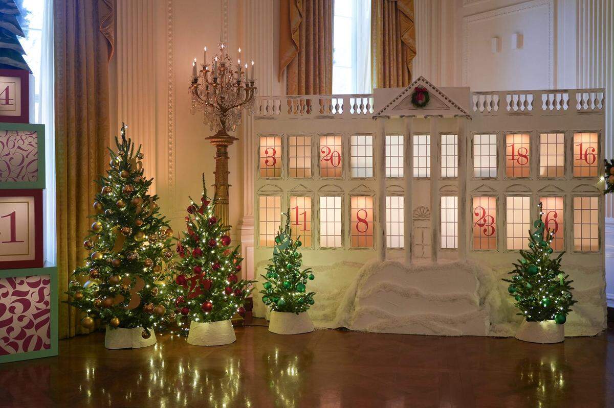 Se espera que unas 100,000 personas visiten la Casa Blanca durante la temporada navideña esta temporada. Cientos de voluntarios ayudaron a decorar la residencia presidencial, que tiene casi 100 arbolitos de Navidad y más de 33,000 adornos.
