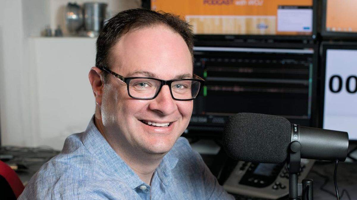 Foto de archivo. Adrian Wojnarowski, uno de los periodistas más influyentes y con mejores fuentes dentro de la NBA, anunció este miércoles que dejará la información deportiva para ser mánager general del equipo masculino de la universidad de St. Bonaventure en la NCAA.