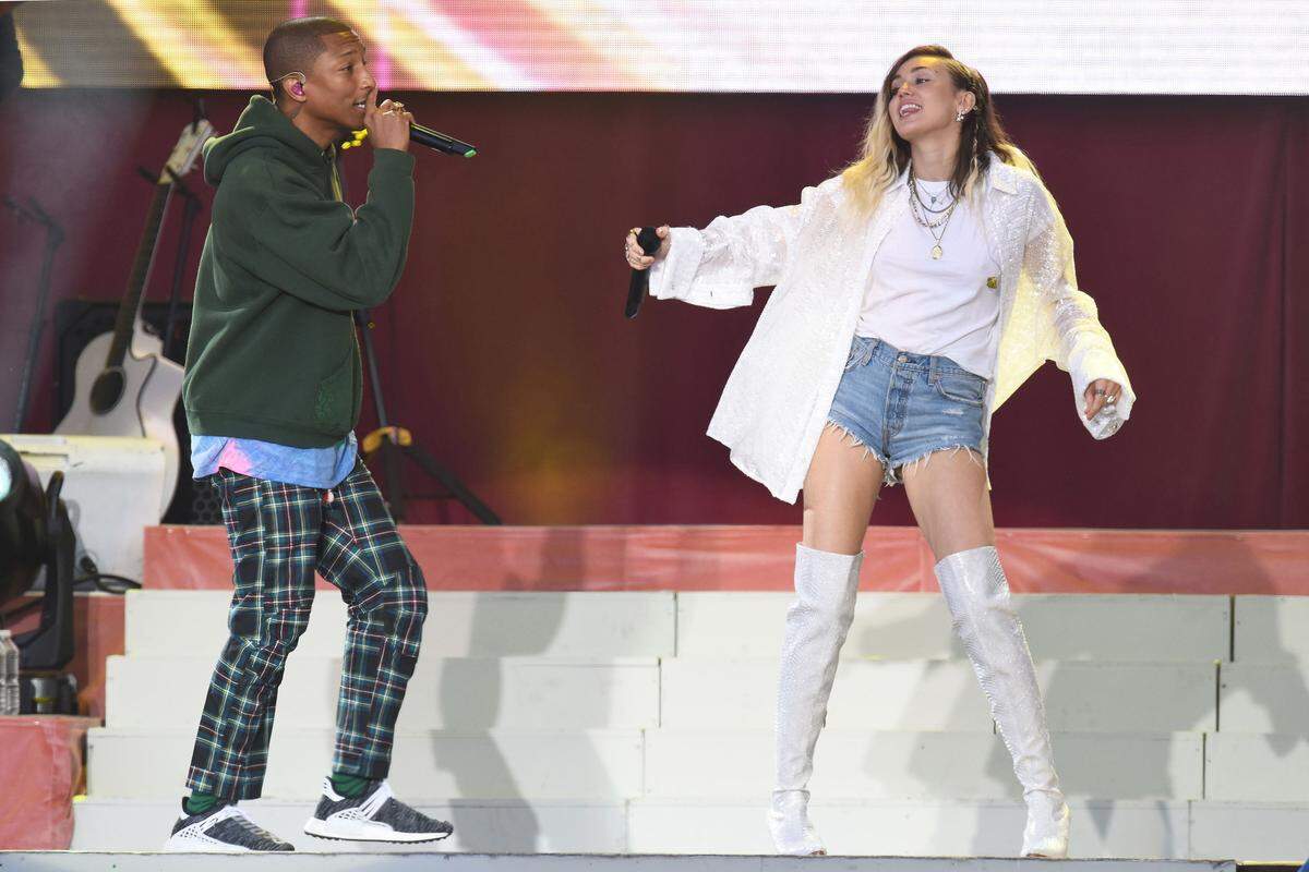 Pharell William y Miley Cyrus  en un emotivo concierto en Manchester, el domingo 4 de junio de 2017, en homenaje a las víctimas de los recientes ataques terroristas en Reino Unido. 