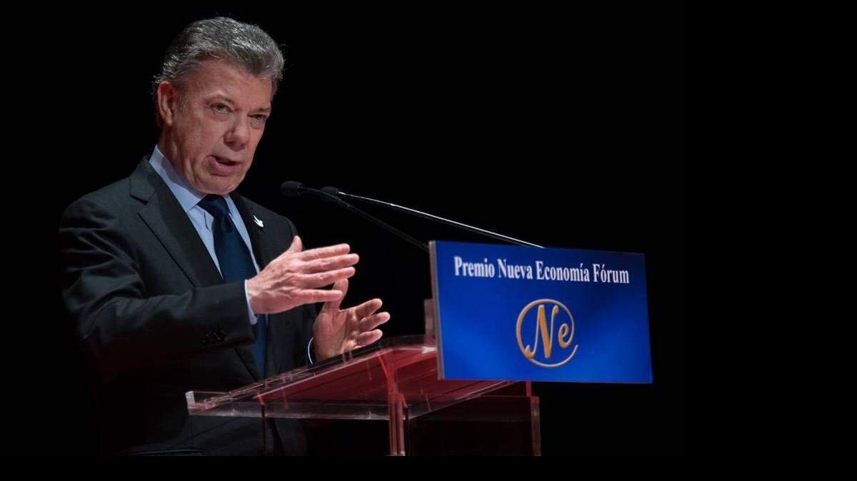 El presidente de Colombia, Juan Manuel Santos, recibe premio en el Nueva Economia Forum en el teatro Royal en Madrid, en diciembre.