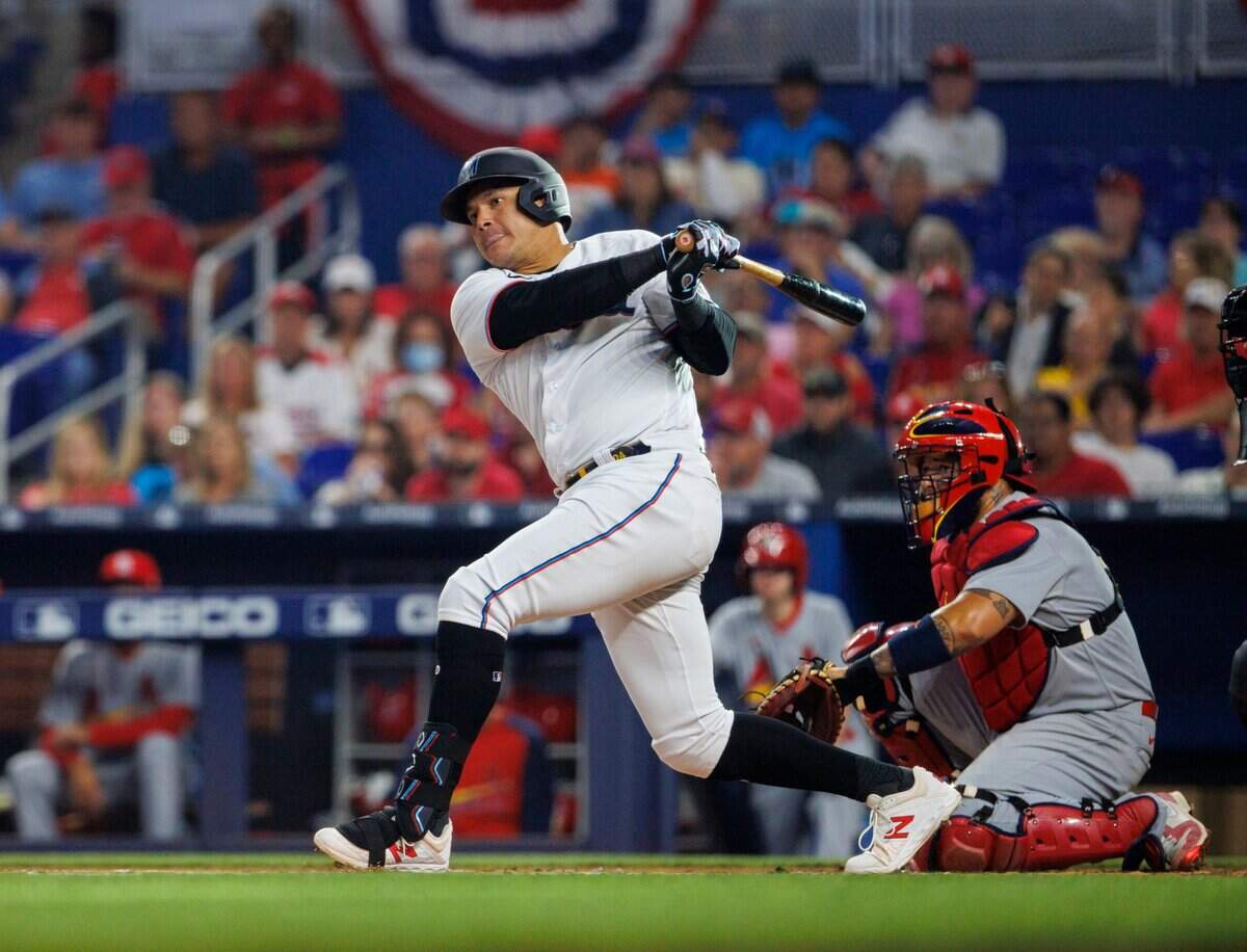 El jardinero de los Marlins Avisail García batea en el primer inning del partido ante los Cardenales de San Luis, celebrado el 19 de abril de 2022 en Miami.