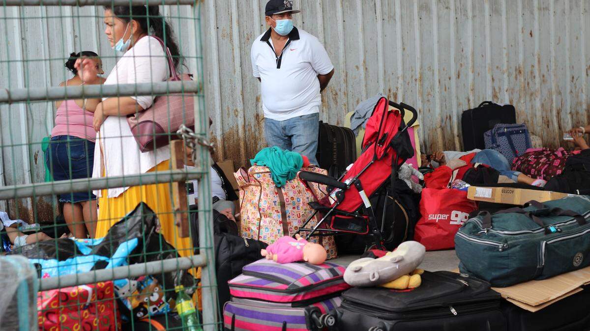Migrantes nicaragüenses sobreviven mientras esperan autorización para regresar a su país a través de territorio costarricense, en Paso Canoas, Panamá, 05 de febrero de 2021.