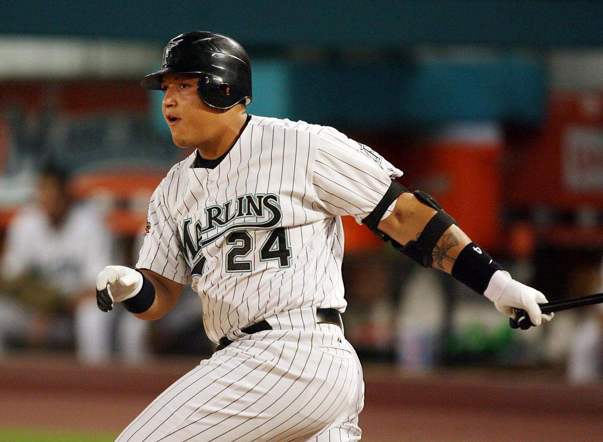 Miguel Cabrera batea un hit con los Marlins en el partido ante los Filis de Filadelfia, celebrado el 31 de agosto de 2007 en Miami.