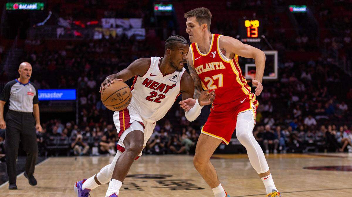El jugador del Heat Jimmy Butler entra al aro ante la marca de Vit Krejci, de los Hawks de Atlanta, en el partido de pretemporada celebrado el 16 de octubre de 2024 en Miami.