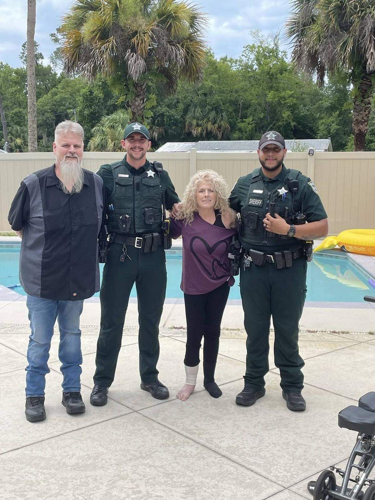 Los agentes la policía del Condado Volusia, Tyler Blackwell y Justin de la Rosa, y el sargento Austin Hairston recibieron crédito por haber salvado la vida de la pareja.
