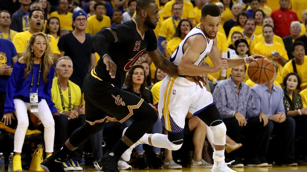 Stephen Curry, de los Warriors, va rumbo al aro marcado por LeBron James , de los Cavs (izq.), el 6 de junio del 2018. Esta foto no se repetirá en esta postemporada.