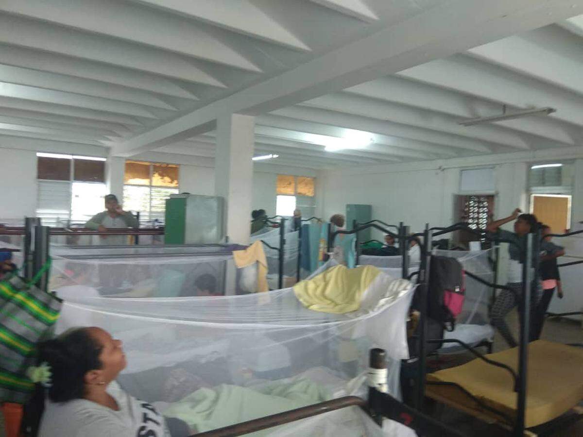 Un médico atiende a un niño con estado febril en una de las salas anexas del hospital de Cienfuegos.