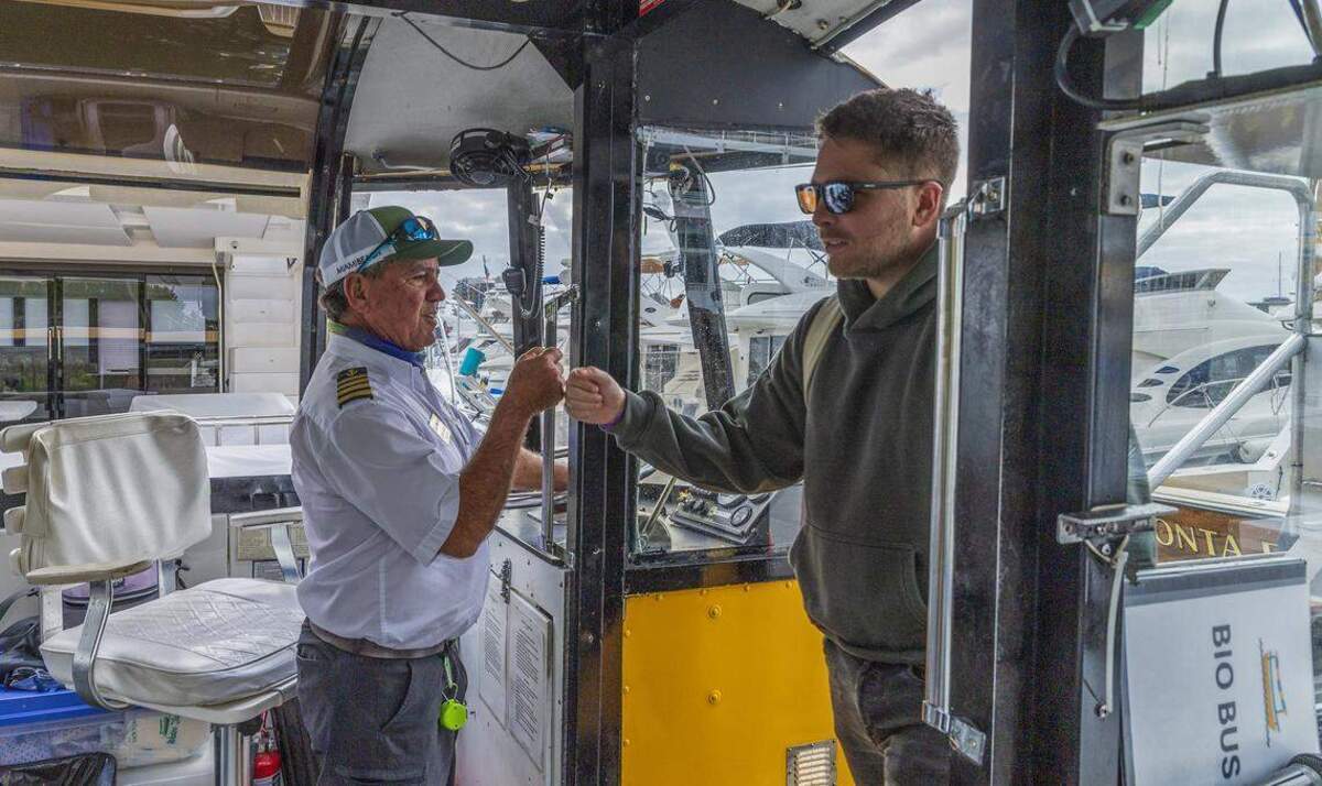 El capitán Carlos Domínguez saluda a un pasajero que aborda el taxi acuático en el Venetian Marina and Yacht Club el miércoles 15 de abril de 2026.