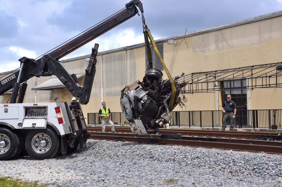 Una grúa retira un Maserati aplastado de las vías del tren en Oakland Park después de que Clivet Romero, de 46 años, falleciera en un violento choque de Brightline en septiembre de 2019. Romero vio un tren de carga lento y condujo alrededor de las barreras para intentar adelantarlo. Un informe policial indica que Romero no se dio cuenta de que un tren de Brightline mucho más rápido se acercaba en dirección contraria.