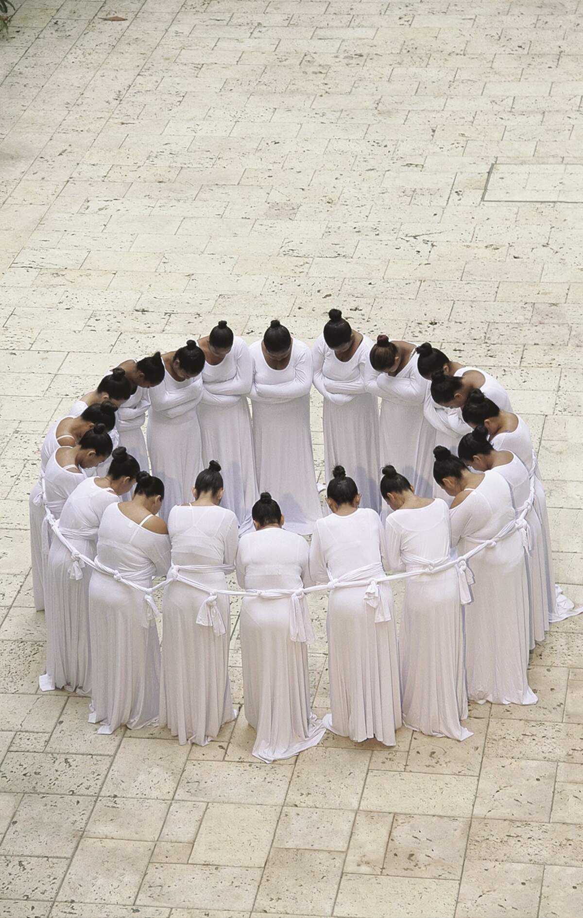 ‘Unleash Times / Desatar los tiempos’, 2014, de Beth Moysés. Video 5”15 minutos.
