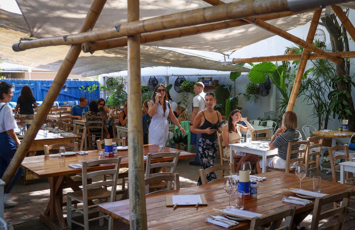 La mayoría de los asientos al aire libre están cubiertos, aunque el restaurante agregó un pequeño patio descubierto cerca de la nueva cocina.