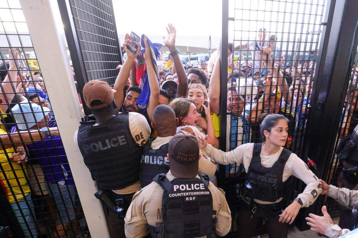Una multitud de fanáticos trata de pasar las puertas de seguridad del Hard Rock Stadium antes del partido final de la Copa América entre Argentina y Colombia, el 15 de julio de 2024 en Miami Gardens, Florida.
