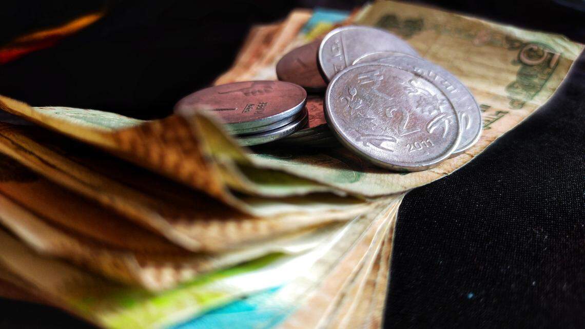 El hombre que llevó a su hermana muerta al banco en India recibe más de 50 veces lo que reclamaba