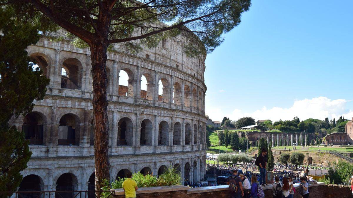 Foto de archivo del emblemático Coliseo de Roma, en Italia. 