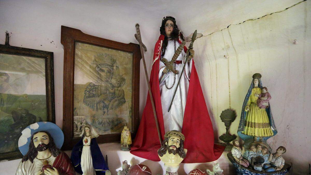 Foto de archivo. Una fusión de religiones africanas y el catolicismo, la santería fue una de las pocas prácticas religiosas que soportó silenciosamente décadas de prohibiciones y estigmas por parte del gobierno comunista.