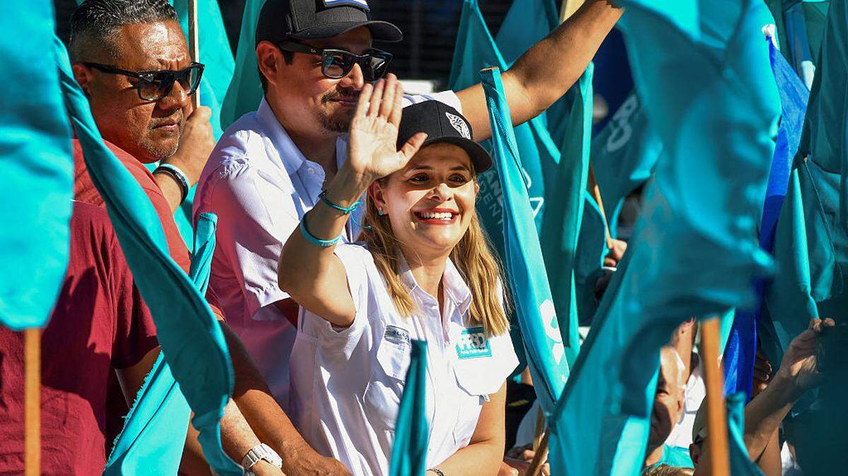 Laura Fernández, candidata presidencial del Partido Pueblo Soberano de Costa Rica, saluda durante su mitin de cierre de campaña en la Avenida Colón en San José, el sábado 24 de enero de 2026.