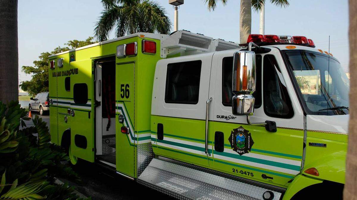 Tres yates se incendiaron en el río Miami en el noroeste del Condado Miami-Dade en las primeras horas del viernes.  