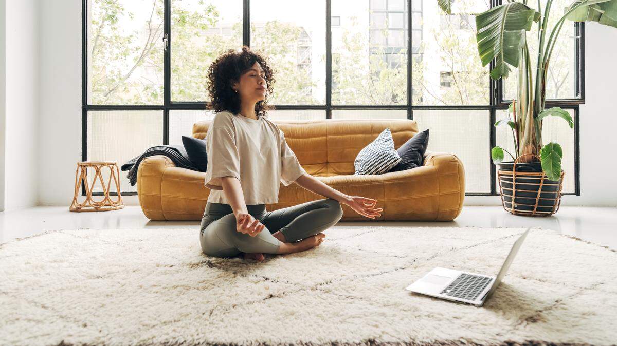 Puedes dedicar la última hora del día exclusivamente al trabajo y desde un escritorio, evitando lugares como el sofá, la mesa de la cocina o la cama, que podrían convertirse fácilmente en espacios de trabajo después del horario laboral.