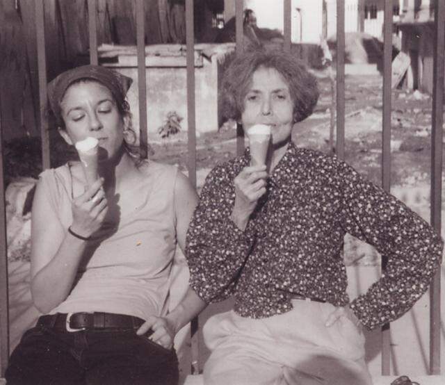 La dramaturga y profesora cubanoamericana María Irene Fornés (der.) en La Habana, junto a Michelle Memran, realizadora del documental ‘The Rest I Make Up’.