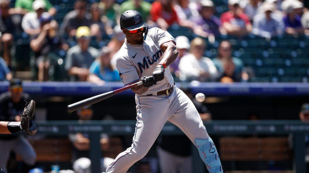 El bateador designado cubano Jorge Soler batea un hit en en el tercer inning del partido ante los Rockies, celebrado el 25 de mayo de 2023 en Colorado.