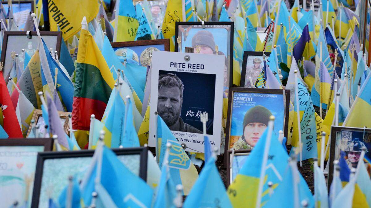 Decenas de banderas rinden homenaje a soldados ucranianos que han muerto luchando contra la invasión de Rusia, en la Plaza de la Independencia en Kiev, el 1 de octubre de 2024.
