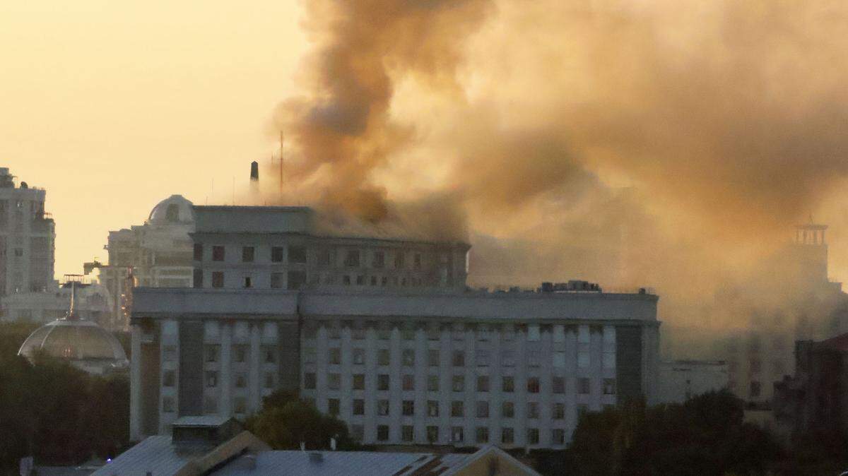 Columna de humos salen de edificios del gobierno ucraniano tras un ataque ruso con drones y misiles, el domingo 7 de septiembre de 2025, en Kiev.