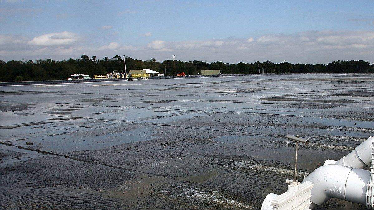 La ley impacta al Sur de la Florida y también podría descarrilar los esfuerzos por restaurar los Everglades al fijar nuevos plazos para limpiar el lago Okeechobee, donde el nivel de fósforo tras décadas de acumulación por los desechos de la agricultura y de los pueblos cercanos sigue creciendo.