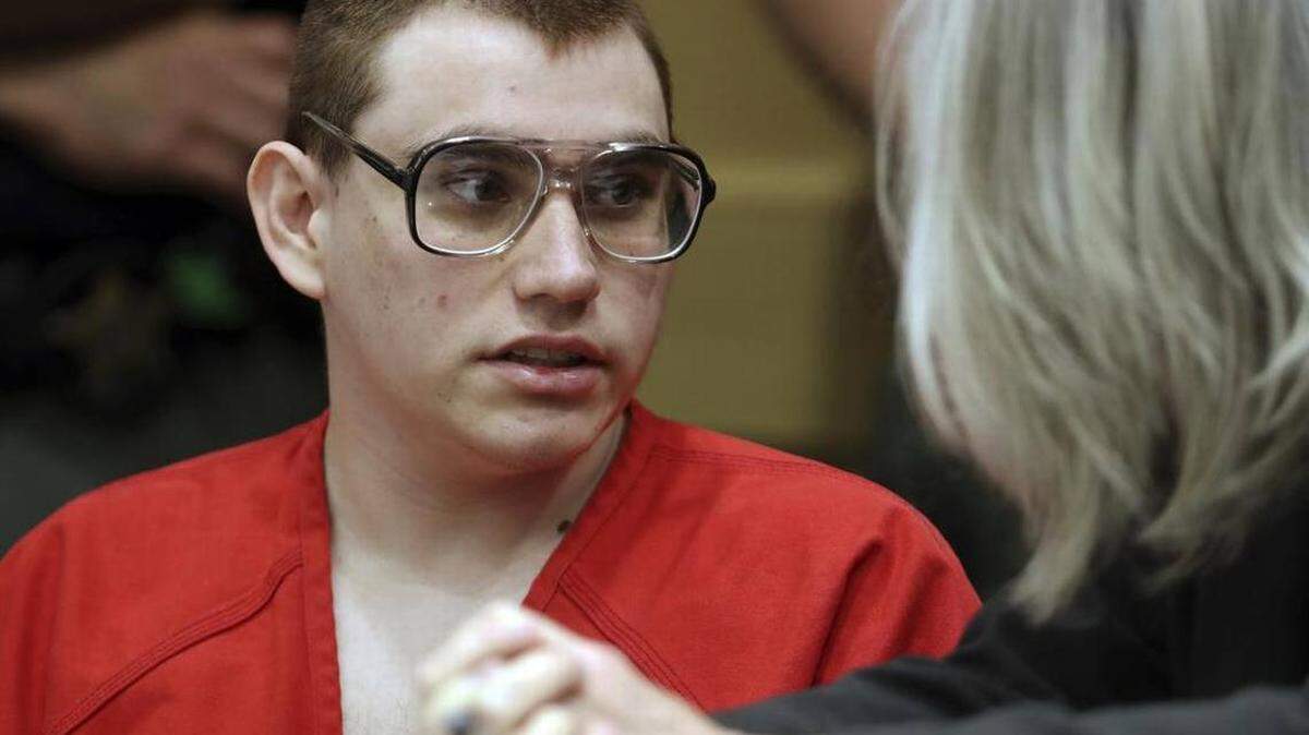 Nikolas Cruz, habla con la abogada Diane Cuddihy durante una audiencia de estado en el Palacio de Justicia de Broward en Fort Lauderdale el martes 8 de enero de 2019.