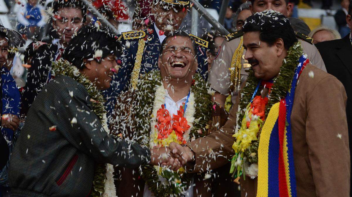 El entonces presidente ecuatoriano, Rafael Correa (centro), junto a los presidentes de Bolivia Evo Morales (izq.) y Nicolás Maduro en Santa Cruz, Bolivia, el 14 de junio del 2014. 