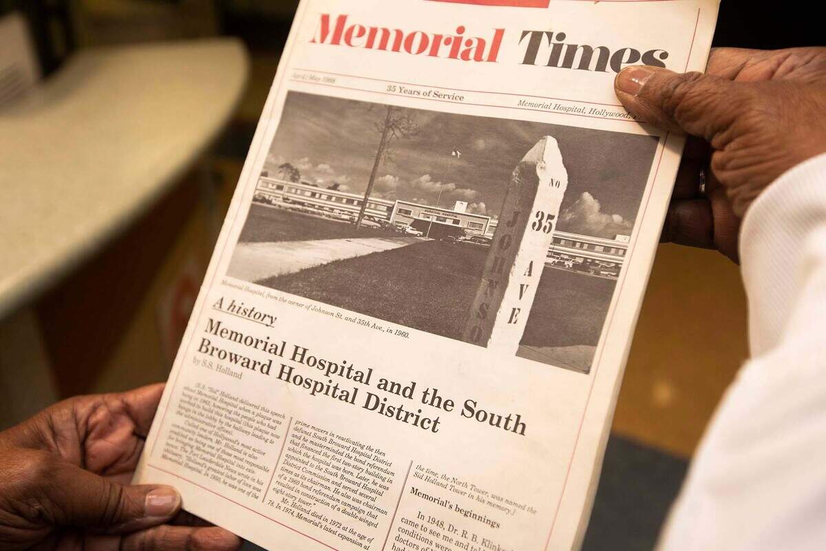 Barbara Williams, quien ha trabajado desde 1969 en Memorial Hospital Miramar, muestra una portada del periódico ‘Memorial Times’ con una foto del hospital en 1960.
