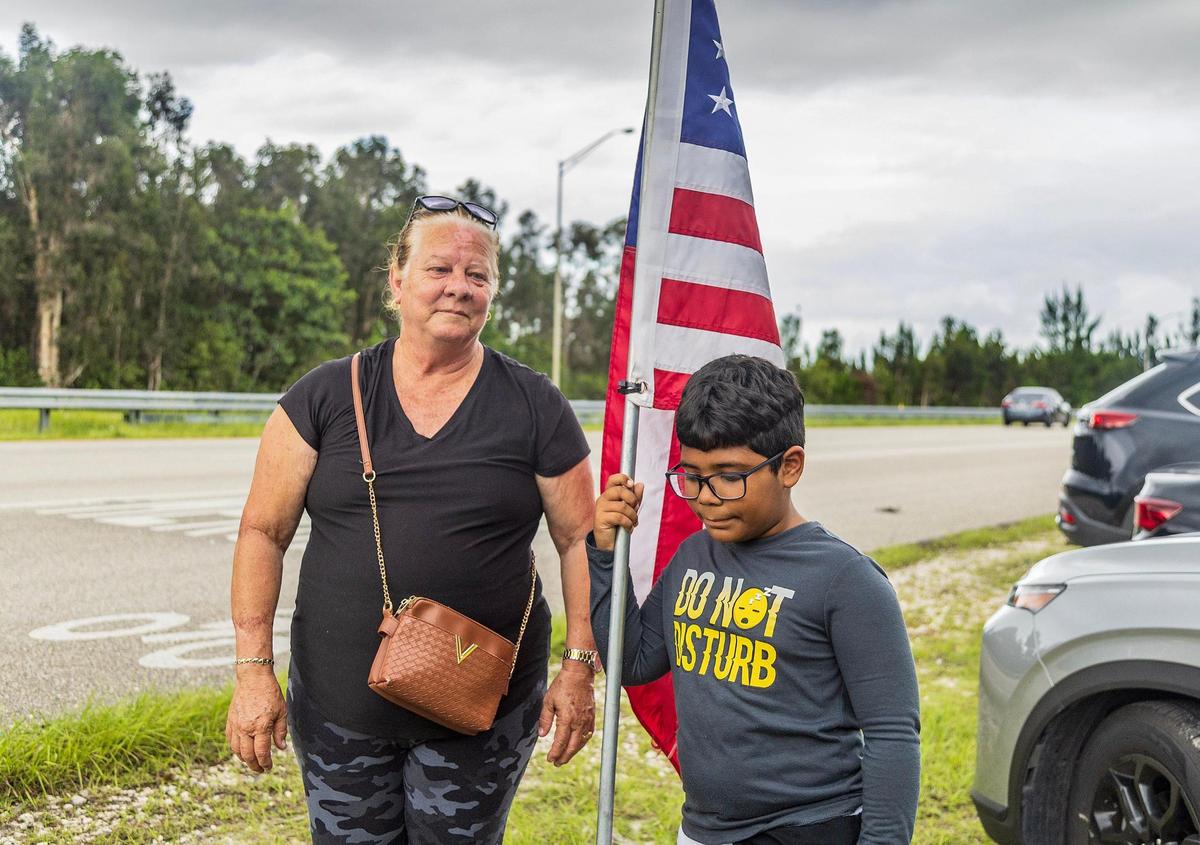 Moraima Amigo y su nieto Jordan, de 10 años, a los afueras de Krome en protesta por los cubanos detenidos.