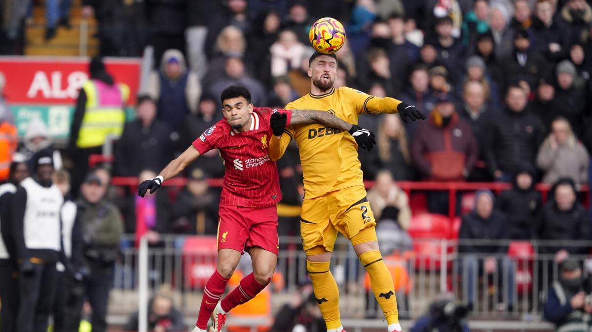 El Liverpool batió al Wolverhampton (2-1) este domingo en Anfield liderado por el colombiano Luis Díaz (centro) con un gol y un penal provocado, para permitir al líder recuperar los siete puntos de ventaja sobre el Arsenal (2º) tras 25 jornadas disputadas.