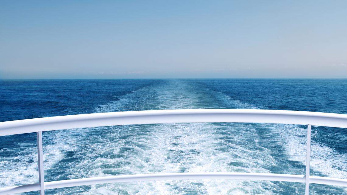 Confinan a 1,700 personas en un crucero en Francia tras muerte de un pasajero