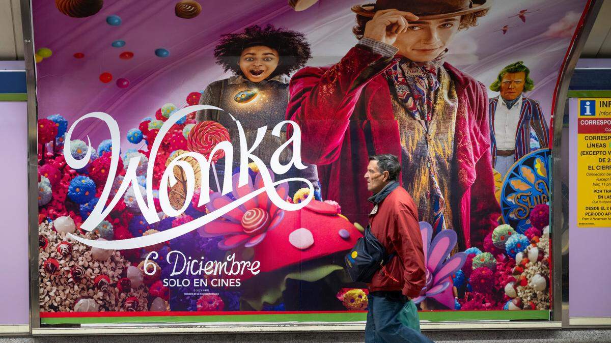 Un afiche promociona la película “Wonka: en una estación del metro en Barcelona, España, el 13 de diciembre de 2023.