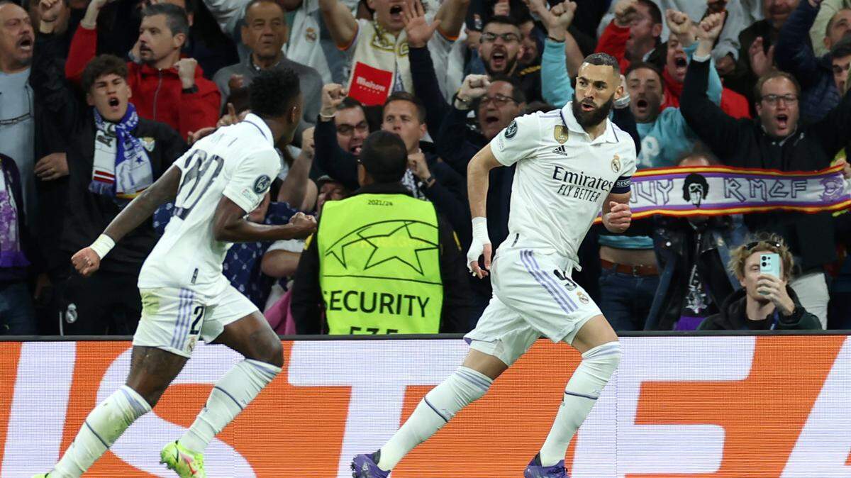 El delantero del Real Madrid Karim Benzema (der.) celebra tras anotar el primer gol de su equipo en el triunfo 2-0 ante el Chelsea, en el partido de ida de cuartos de final, efectuado el 12 de abril de 2023 en Madrid.