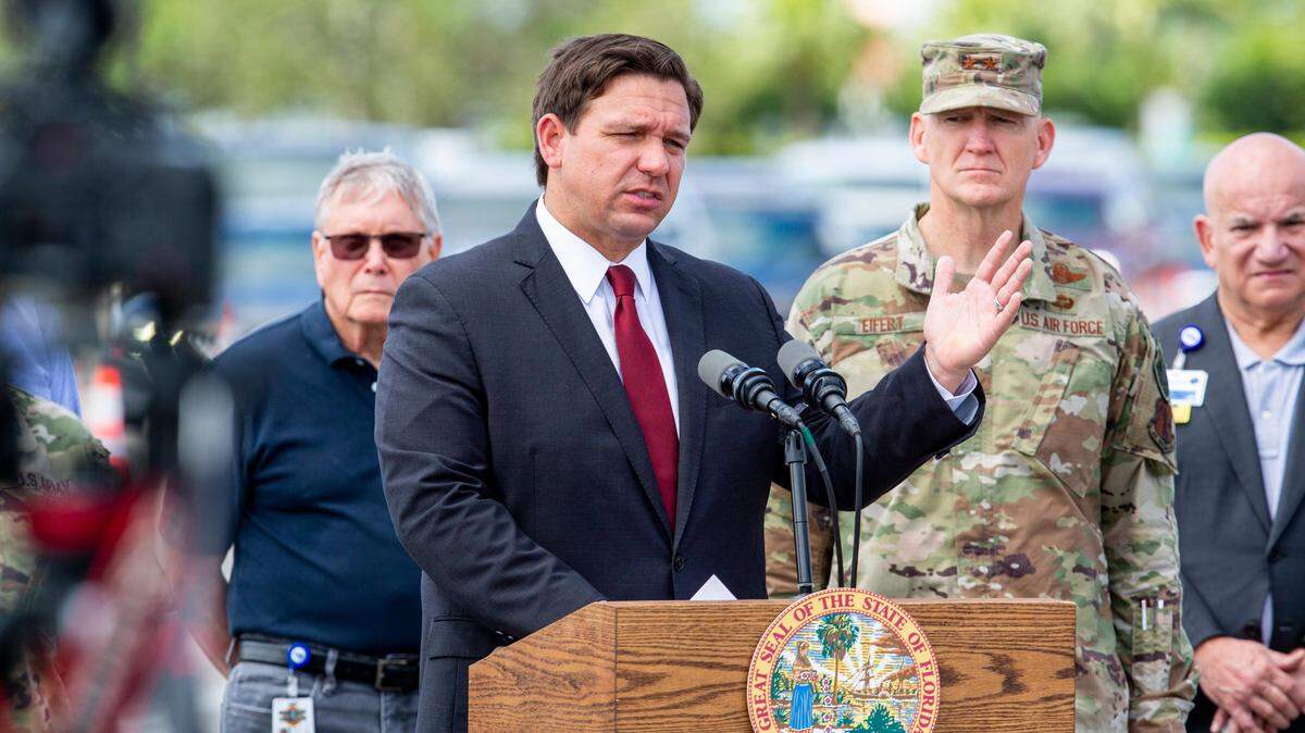 El gobernador de Florida, Ron DeSantis, habla a los medios durante una conferencia de prensa en el Hard Rock Stadium en Miami Gardens, Florida, el sábado 22 de marzo de 2020.